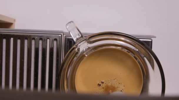 Kapselkaffeemaschine Die Kaffee Eine Glasschale Gießt Draufsicht Nahaufnahme Der Oberfläche — Stockvideo
