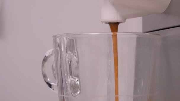 Kaffemaskinen Häller Över Kaffet Genomskinlig Glaskopp Pastellneutrala Färger Inkapslat Kaffe — Stockvideo