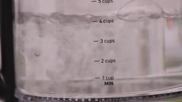 玻璃杯透明水壶与开水 特写镜头 有选择地聚焦 — 图库视频影像