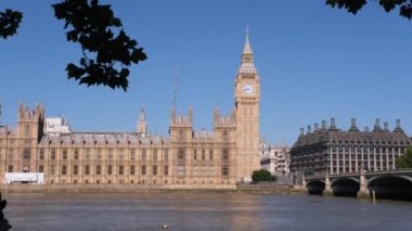 Londra manzarası, Büyük Ben 'le parlamento binaları. İngiliz tarihi, Westminster Sarayı, nehir kıyısı. Yüksek kalite 4k görüntü