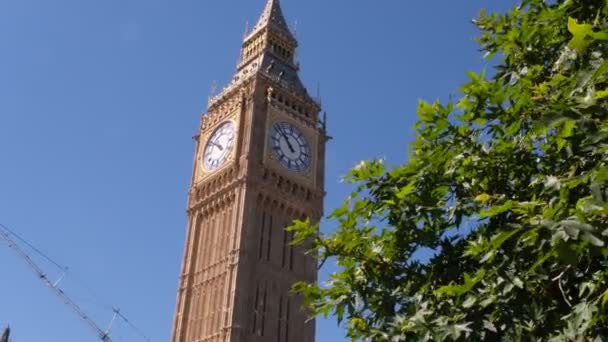 Big Ben Clock Tower Close London Blue Sky Green Tree — Vídeos de Stock