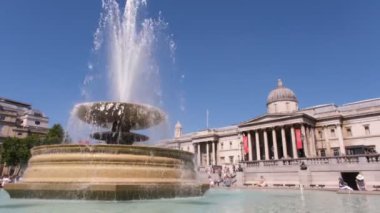 Londra, İngiltere, 11 Temmuz 2022: Trafalgar Meydanı Çeşmesi ve Ulusal Galeri, Trafalgar Meydanı, gün ortası. 