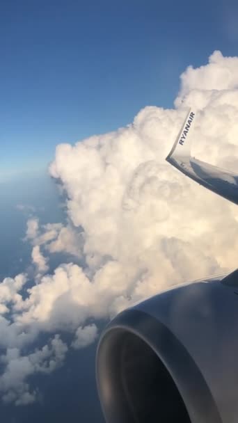 Trapani Італія 2022 Повітряний Літак Хмарах Двигуні Логотипі Ryanair Крилі — стокове відео