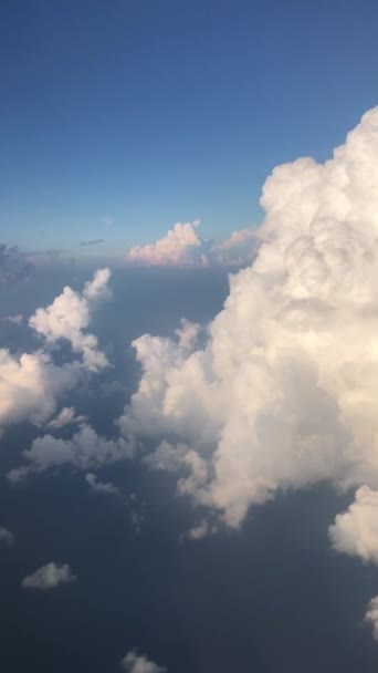 Повітряний Літак Дивиться Хмари Двигун Логотип Ryanair Крилі Літака Погляд — стокове відео