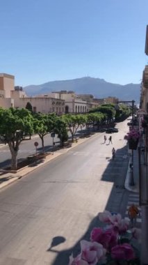 Şehirdeki Trapani, Sicilya, İtalya 'daki Fardella yolu üzerinden. Ana caddedeki hava manzarası daireden İtalya 'daki ağaçlara bakıyor.