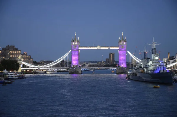 London Tower Bridge Med Lyserøde Lilla Lys Tændt Grund Dronning - Stock-foto