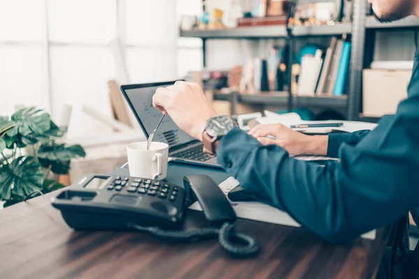 İş adamı telefonu kapatmıyor çünkü meşgul..
