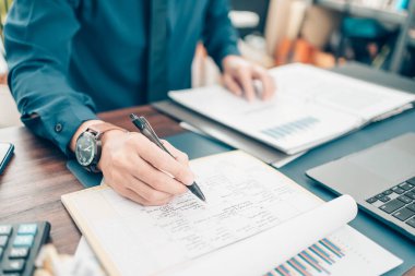 Her gün el planlaması yapan bir adam ve ofis masasında not. Planlayıcı Planı Takvim ve hatırlatma. İş planlama atama kavramı.