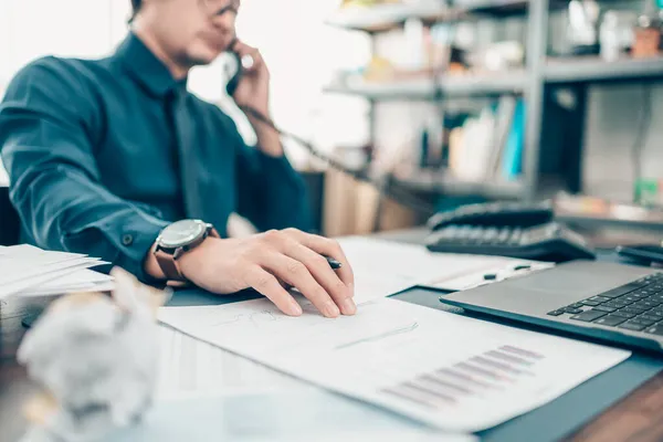 Una Penna Sulla Scheda Tecnica Businessman Che Lavora Alla Scrivania — Foto Stock