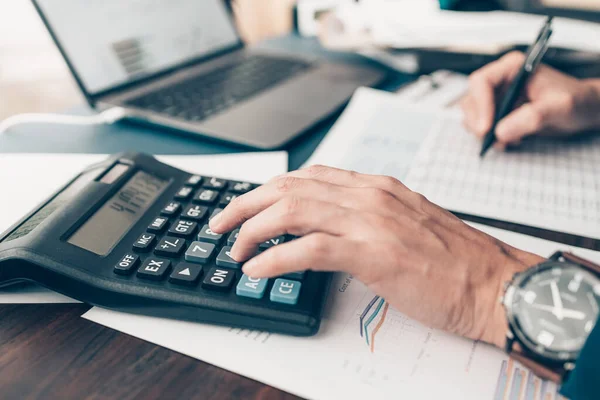 Finanční Podnikatel Který Pracuje Kanceláři Používá Kalkulačku Pro Výpočet Údajů — Stock fotografie