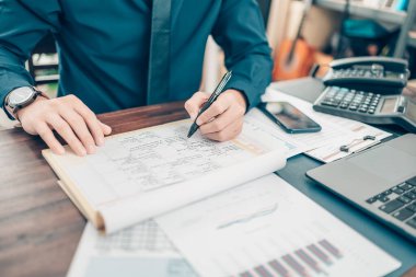 Her gün el planlaması yapan bir adam ve ofis masasında not. Planlayıcı Planı Takvim ve hatırlatma. İş planlama atama kavramı.