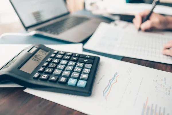 Finanční Podnikatel Který Pracuje Kanceláři Používá Kalkulačku Pro Výpočet Údajů — Stock fotografie