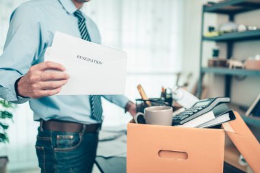 İşadamı patronuna istifa mektubu yolluyor ve gösteriyor. İşten ayrılan işadamı, ya kovuldu ya da işten atıldı.