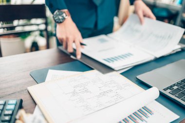 Her gün el planlaması yapan bir adam ve ofis masasında not. Planlayıcı Planı Takvim ve hatırlatma. İş planlama atama kavramı.
