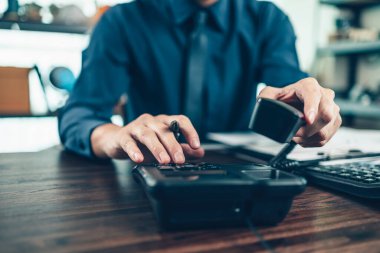 İş adamı ofisteki masabaşını arıyor. Telefon arama, iletişim ve müşteri hizmetleri.
