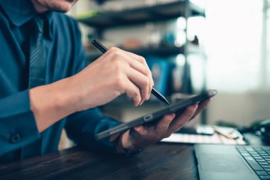 Çalışma masası çalışma alanı üzerinde iş diyagramı olan stilus kalem dokunmatik dijital tablet.