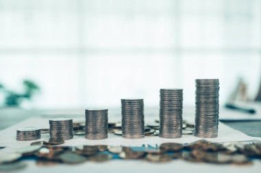 El yapımı para yığını büyüyor, mali muhasebe kavramı için para biriktiriyor..
