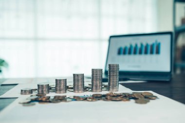 El yapımı para yığını büyüyor, mali muhasebe kavramı için para biriktiriyor..