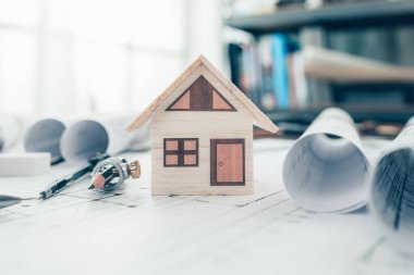 Mini model ev, kalem, pusula ve tasarım planının taslağı. Mimar ve mühendis konsepti.