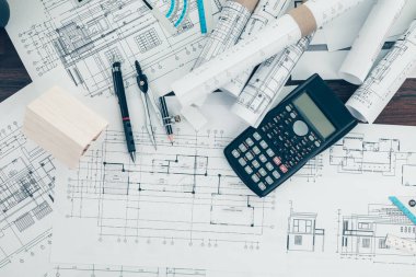 Mini model ev, kalem, pusula ve tasarım planının taslağı. Mimar ve mühendis konsepti.