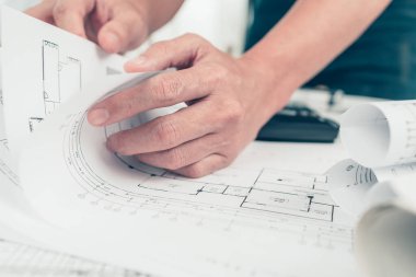Mimar mühendis bueprint üzerinde çalışırken çizim tasarımı okudu. Ev planlama ve inşaat konsepti.