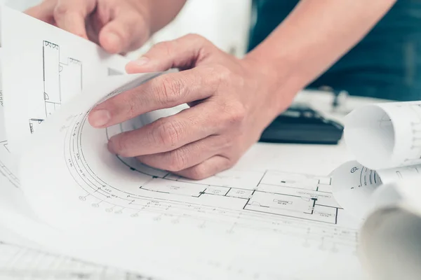 Mimar Mühendis Bueprint Üzerinde Çalışırken Çizim Tasarımı Okudu Planlama Inşaat — Stok fotoğraf