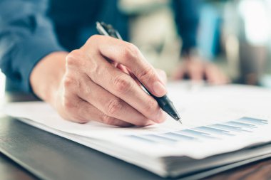 İş adamı ofis masasında çalışıyor ve yeni muhasebe finans projesini analiz ediyor. Yatırım, mali danışman, bütçe, plan ve muhasebe kavramı.