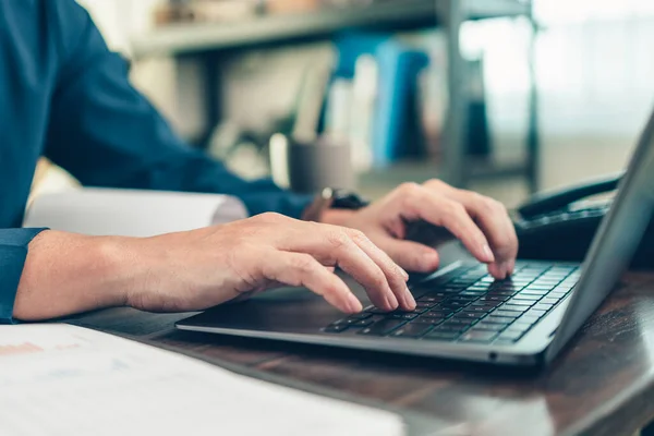 Hombre Negocios Trabajando Escribiendo Ordenador Portátil Oficina Con Informe Documentos — Foto de Stock