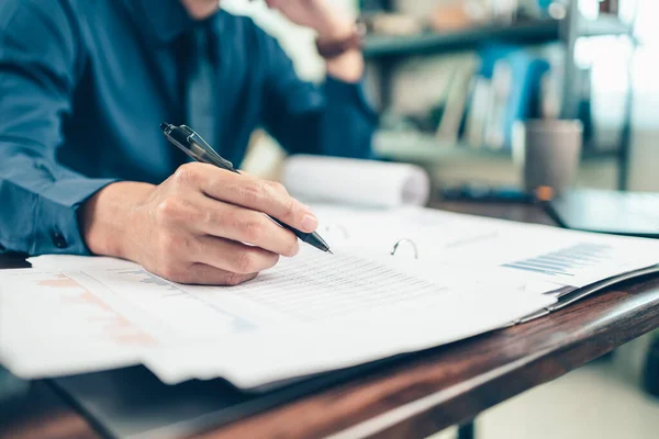 Uomo Affari Che Lavora Alla Scrivania Dell Ufficio Che Analizza — Foto Stock