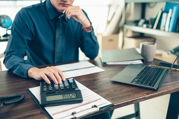Biznesmen Finansowy Pracujący Biurze Przy Użyciu Kalkulatora Obliczania Danych Podatku — Zdjęcie stockowe