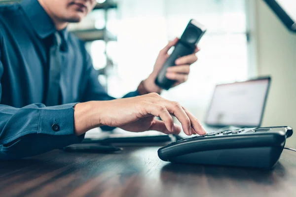 Egy Üzletember Tárcsázza Asztali Telefont Irodában Telefonos Tárcsázás Kapcsolattartás Ügyfélszolgálat — Stock Fotó
