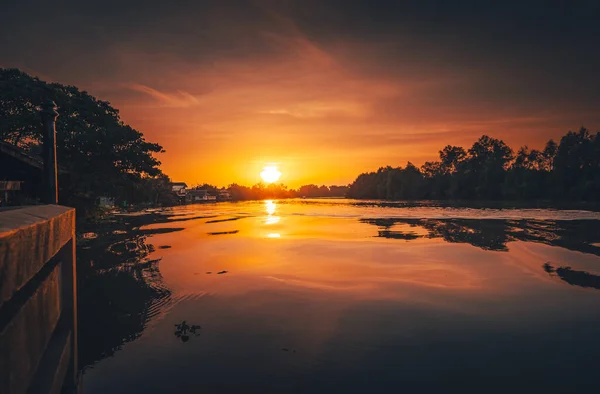 Puesta Sol Costa Del Río Naturaleza Paisaje Reflexión Puesta Del — Foto de Stock