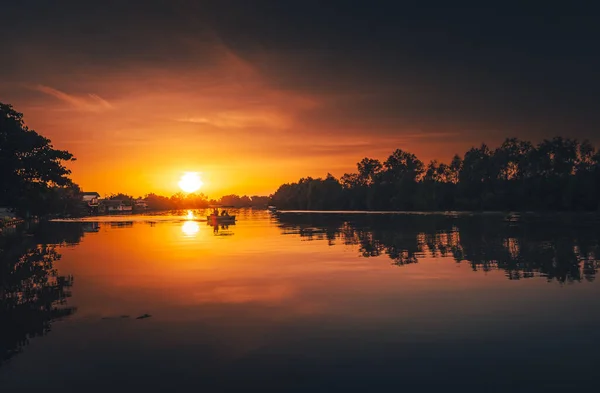Sonnenuntergang Ufer Des Flusses Naturlandschaft Und Spiegelung Sonnenuntergang — Stockfoto