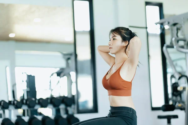 Mujer Asiática Entrenamiento Ropa Deportiva Sentarse Gimnasio Fitness Concepto Fitness — Foto de Stock