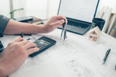 Mimar mühendisi, plan üzerinde çalışan pusula çizimi kullanır. Ev planlama ve inşaat konsepti.