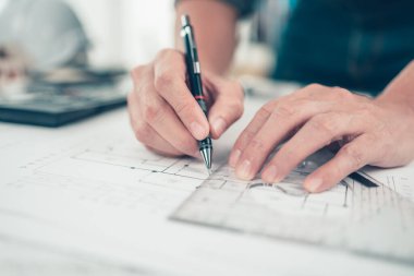 Mimar mühendis, plan üzerinde çalışan kalem ve üçgen açı cetvel tasarımı kullanır. Ev planlama ve inşaat konsepti.