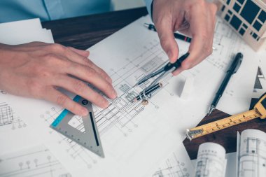 Mimar mühendisi, plan üzerinde çalışan pusula çizimi kullanır. Ev planlama ve inşaat konsepti.