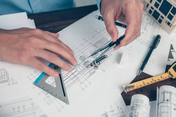 Mimar Mühendisi Plan Üzerinde Çalışan Pusula Çizimi Kullanır Planlama Inşaat — Stok fotoğraf