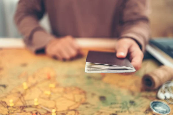 Руки Показують Паспорт Над Світовою Картою Подорожі Пригоди Концепція Discovery — стокове фото