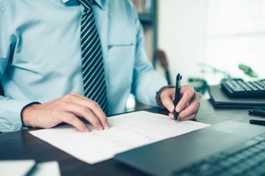 İş adamı ofis masasında çalışıyor ve yeni muhasebe finans projesini analiz ediyor. Yatırım, mali danışman, bütçe, plan ve muhasebe kavramı.