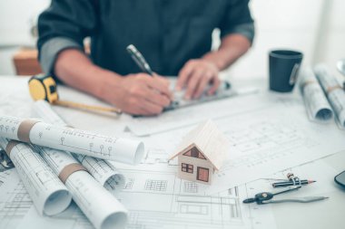 Mini model ev, kalem, pusula ve tasarım planı ve mimar çizimi üzerine plan. Mimar ve mühendis konsepti.