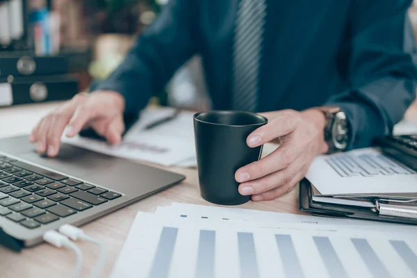 Contabile Tenere Una Tazza Caffè Lavorare Sui Dati Aziendali Documento — Foto Stock