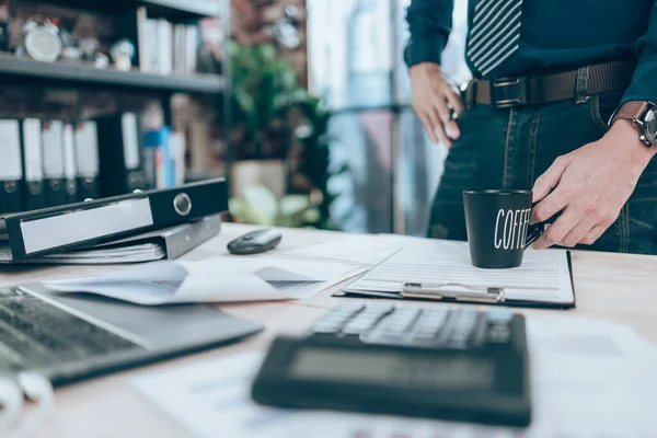 Ragioniere Piedi Tenere Tazza Caffè Lavorare Sui Dati Aziendali Documento — Foto Stock