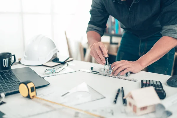 Mimar Mühendisi Plan Üzerinde Çalışan Pusula Çizimi Kullanır Planlama Inşaat — Stok fotoğraf