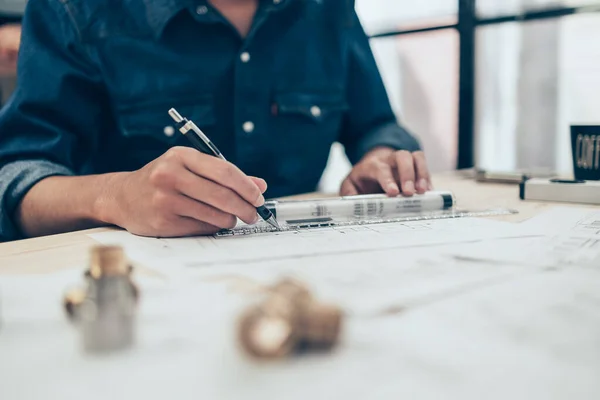 Architekt Ingenieur Verwenden Stift Und Mini Dia Zeichnung Design Arbeiten — Stockfoto