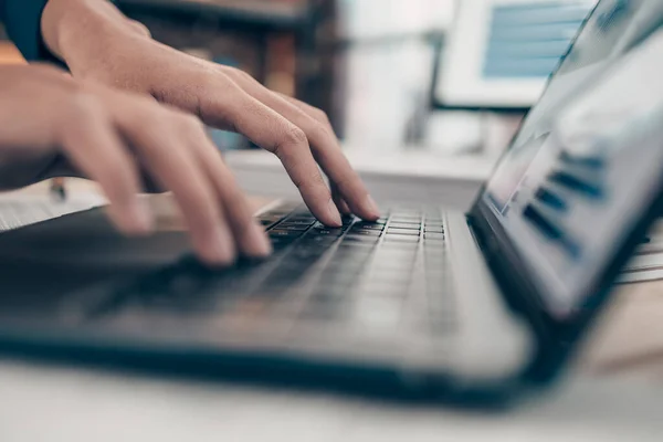 Gli Investitori Che Lavorano Alla Scrivania Utilizzano Tastiera Laptop Controllare — Foto Stock