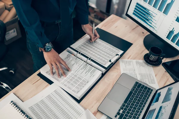 Investitori Che Lavorano Sulla Scrivania Dito Puntando Controllare Costo Monitoraggio — Foto Stock