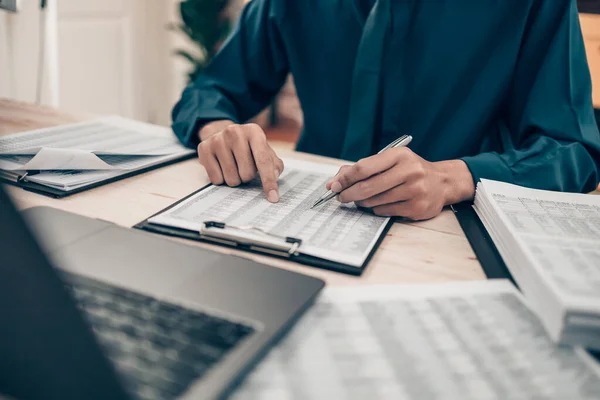 Investitori Che Lavorano Sulla Scrivania Dito Puntando Controllare Costo Monitoraggio — Foto Stock