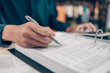 Resepsiyonda çalışan yatırımcılar ve bir pan kullanarak takip maliyetini, dengeyi, projeyi ve para birimini kontrol ediyorlar. Muhasebe ve Finans kavramı.