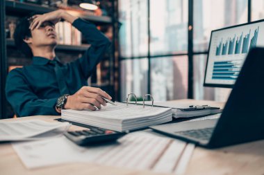 Ciddi Yatırımcıların baş ağrısı için masa başında bir kalem var. Muhasebe ve Finans kavramı.